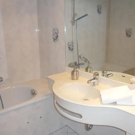 호텔 Kuner Weitzel Landgasthof Frohe Einkehr Gbr 3*